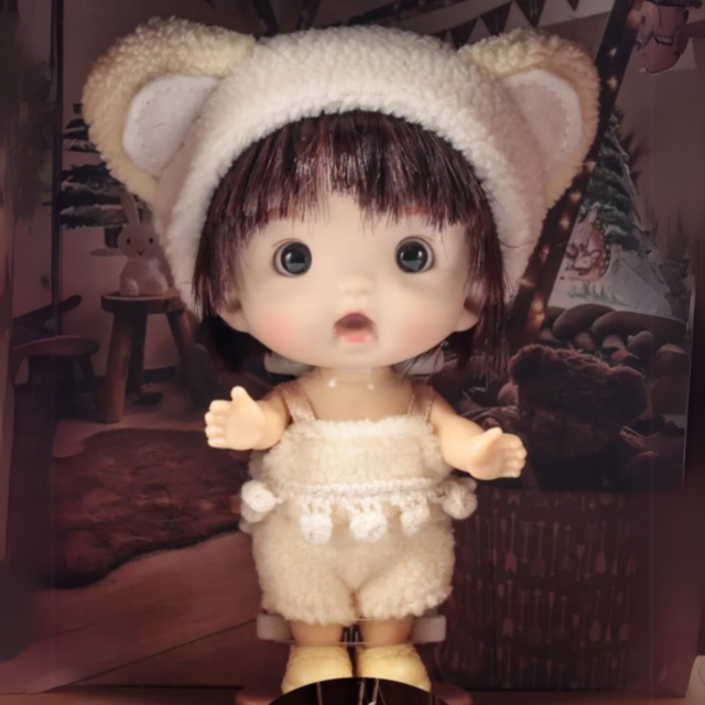 Păpușă Bebe Fetiță cu Căciuliță Urechi și Hăinuțe Pufoase | Jucărie de Colecție și Cadou Adorabil