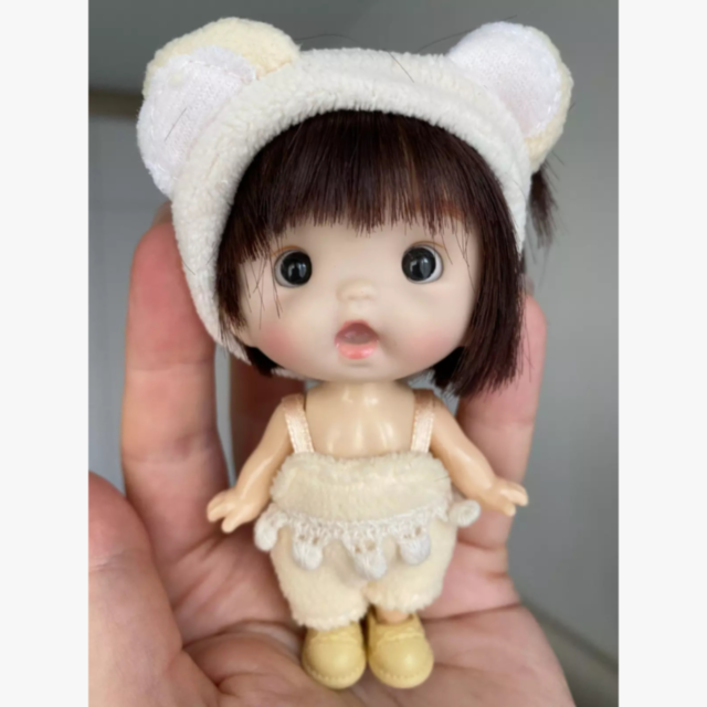 Păpușă Bebe Fetiță cu Căciuliță Urechi și Hăinuțe Pufoase | Jucărie de Colecție și Cadou Adorabil