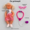 Păpușă de 34 cm cu ochelari și stetoscop