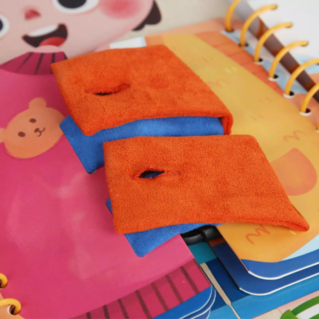 Carte interactivă de îndemânare "Îmbracă-mă!"