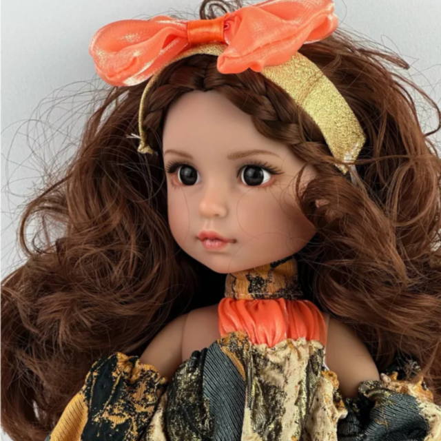 Păpușă Colecționabilă cu Rochie Elegantă și Fundă Portocalie – 35 cm