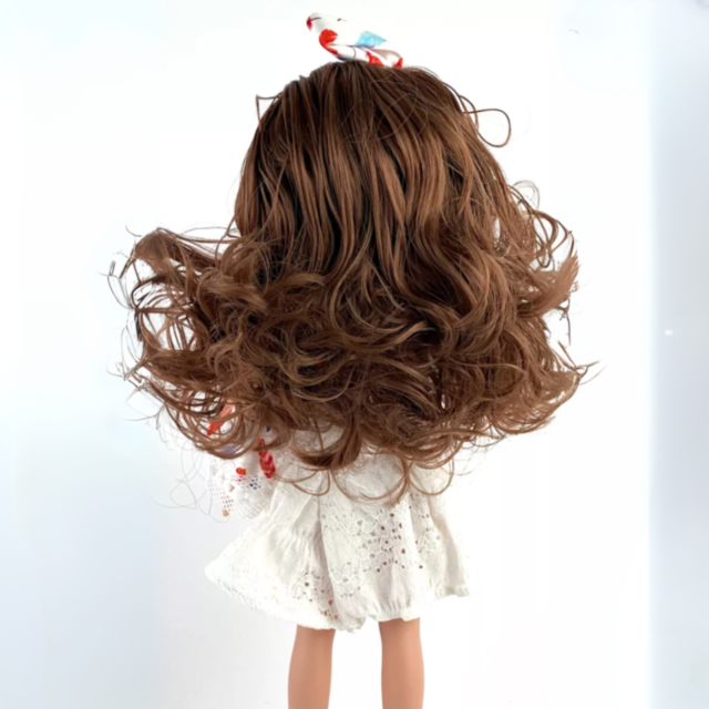 Păpușă Colecționabilă cu Rochie Albă din Dantelă și Fundă Asortată – 35 cm