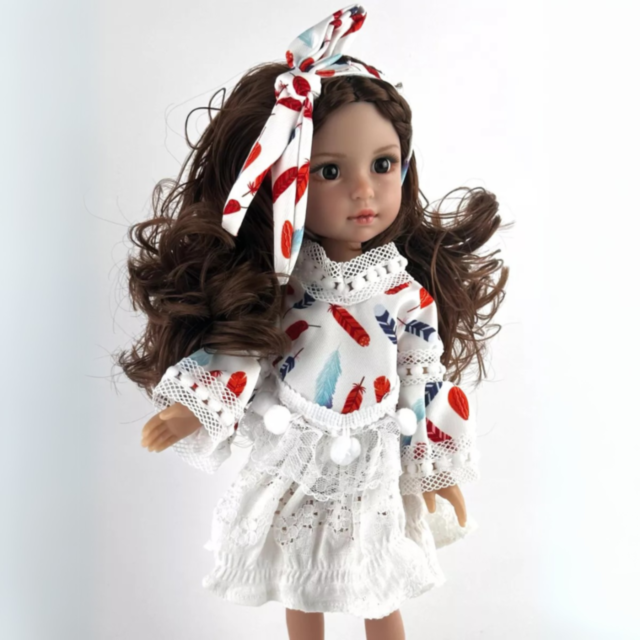 Păpușă Colecționabilă cu Rochie Albă din Dantelă și Fundă Asortată – 35 cm