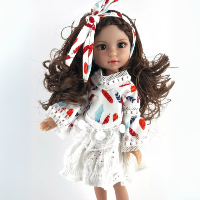 Păpușă Colecționabilă cu Rochie Albă din Dantelă și Fundă Asortată – 35 cm