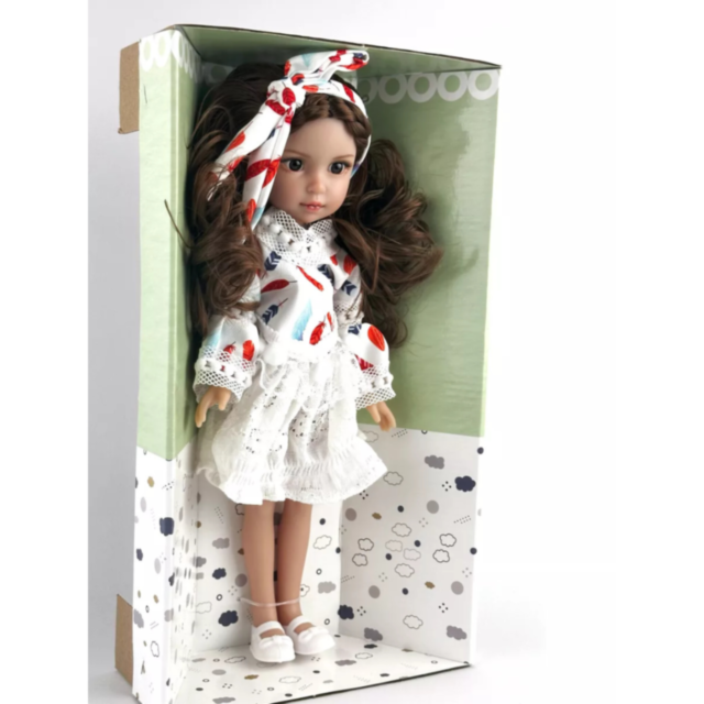 Păpușă Colecționabilă cu Rochie Albă din Dantelă și Fundă Asortată – 35 cm