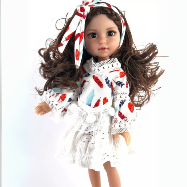 Păpușă Colecționabilă cu Rochie Albă din Dantelă și Fundă Asortată – 35 cm
