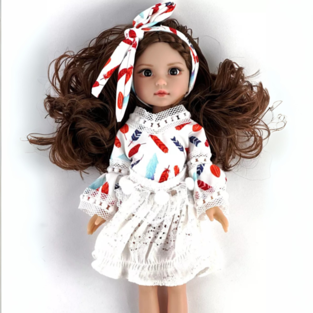Păpușă Colecționabilă cu Rochie Albă din Dantelă și Fundă Asortată – 35 cm