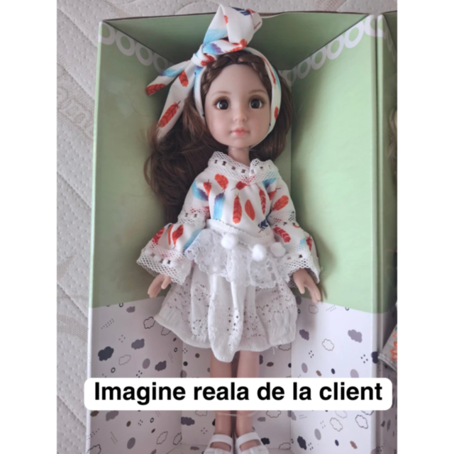 Păpușă Colecționabilă cu Rochie Albă din Dantelă și Fundă Asortată – 35 cm