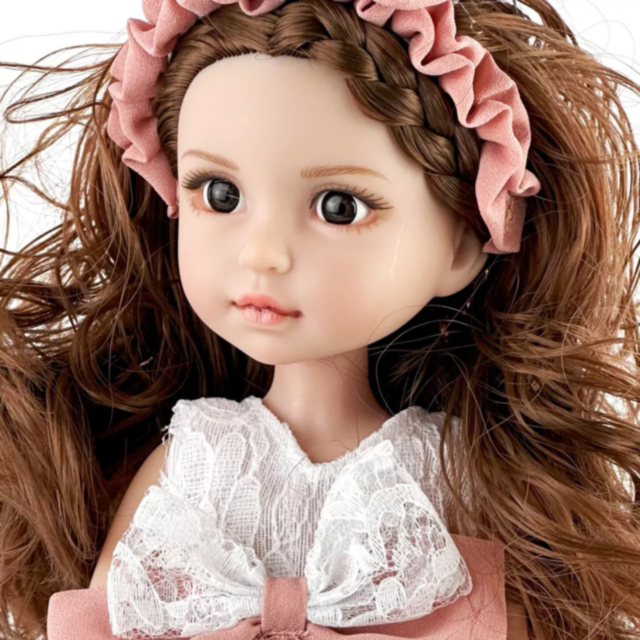 Păpușă Elegantă cu Rochie din Dantelă și Fundă Roz – 35 cm