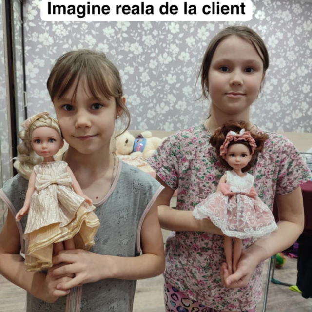 Păpușă Elegantă cu Rochie din Dantelă și Fundă Roz – 35 cm