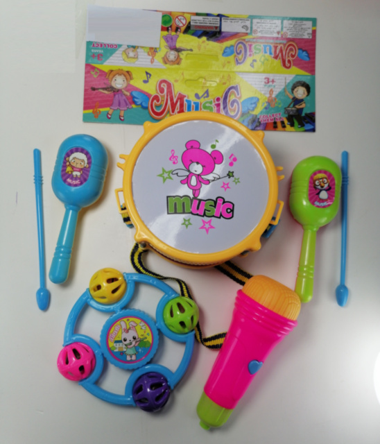 Tobă cu Microfon, Maracas și Zornăitoare