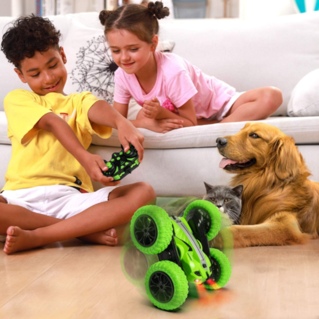 Mașinuță Cascadorie 360° cu Telecomandă și Roți Off-Road Flexibile (culoare aleatorie)