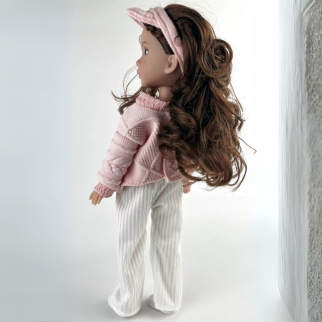 Păpușă Modernă cu Pulover Roz și Pantaloni Albi – 35 cm