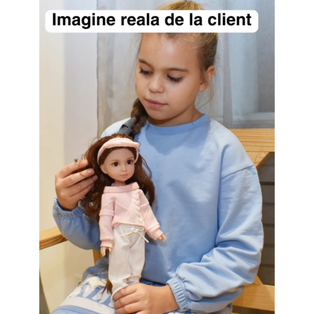 Păpușă Modernă cu Pulover Roz și Pantaloni Albi – 35 cm