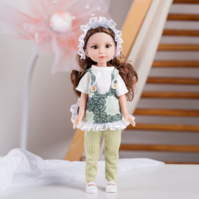 Păpușă în Salopetă Verde cu Volănaș și Bentiță din Dantelă – 35 cm | image