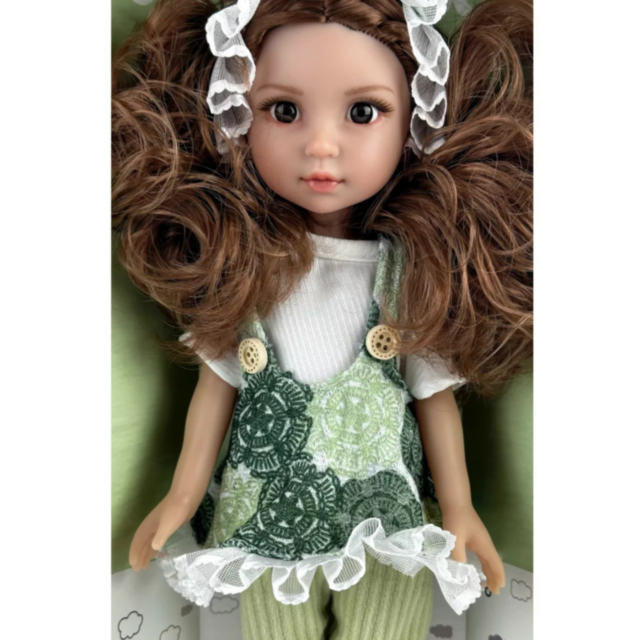 Păpușă în Salopetă Verde cu Volănaș și Bentiță din Dantelă – 35 cm