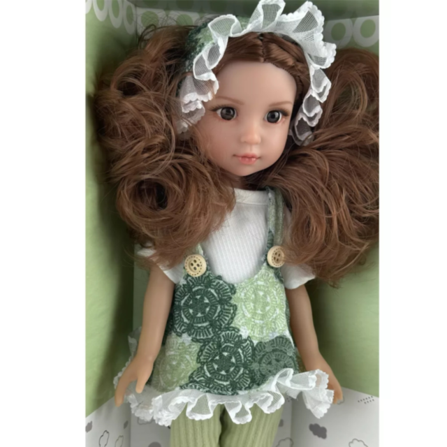 Păpușă în Salopetă Verde cu Volănaș și Bentiță din Dantelă – 35 cm