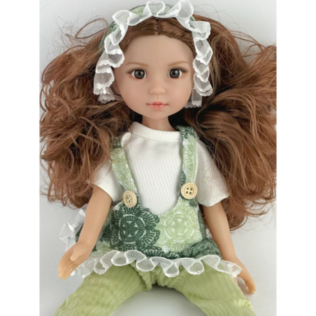 Păpușă în Salopetă Verde cu Volănaș și Bentiță din Dantelă – 35 cm