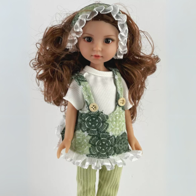 Păpușă în Salopetă Verde cu Volănaș și Bentiță din Dantelă – 35 cm