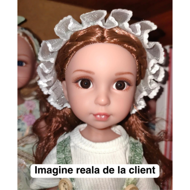 Păpușă în Salopetă Verde cu Volănaș și Bentiță din Dantelă – 35 cm