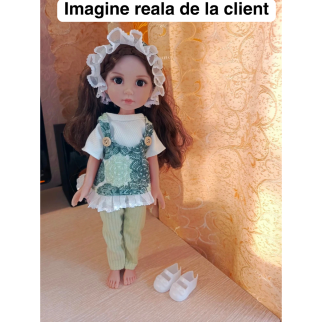 Păpușă în Salopetă Verde cu Volănaș și Bentiță din Dantelă – 35 cm