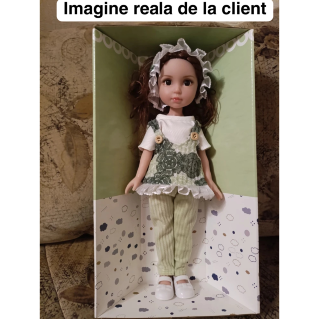 Păpușă în Salopetă Verde cu Volănaș și Bentiță din Dantelă – 35 cm