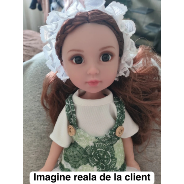 Păpușă în Salopetă Verde cu Volănaș și Bentiță din Dantelă – 35 cm