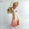 Păpușă Elegantă cu Rochie Ombre și Pălărie Texturată – 35 cm