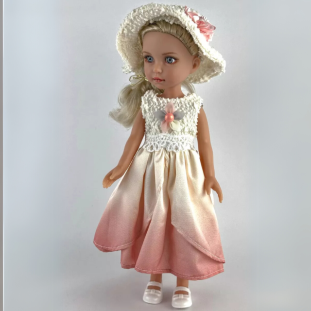 Păpușă Elegantă cu Rochie Ombre și Pălărie Texturată – 35 cm