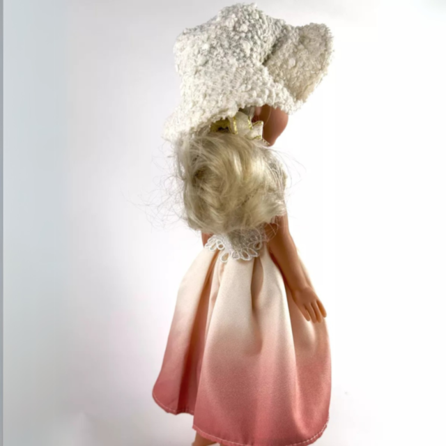 Păpușă Elegantă cu Rochie Ombre și Pălărie Texturată – 35 cm