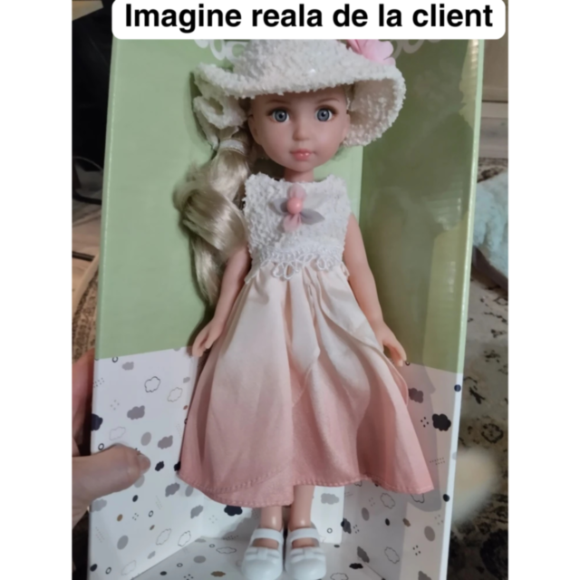 Păpușă Elegantă cu Rochie Ombre și Pălărie Texturată – 35 cm