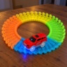 Pistă auto flexibilă fosforescentă cu mașinuță luminoasă inclusă