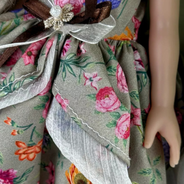 Păpușă Elegantă Vika cu Rochie Florală – 35 cm