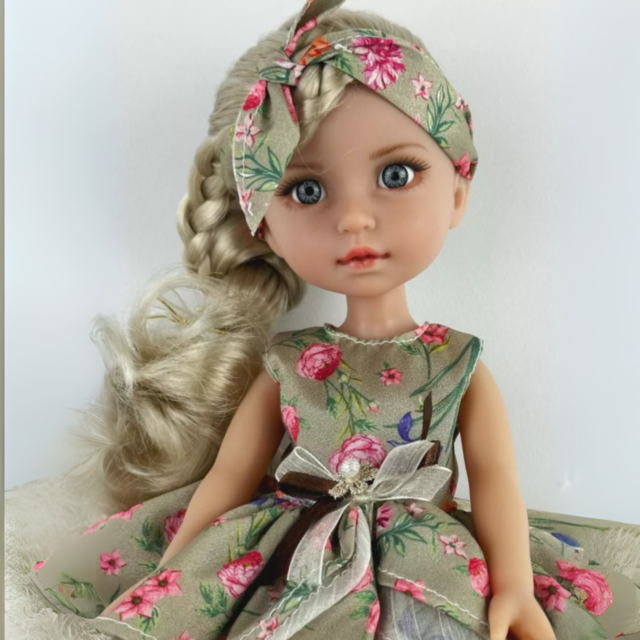 Păpușă Elegantă Vika cu Rochie Florală – 35 cm