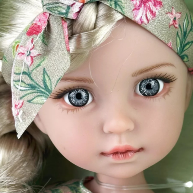 Păpușă Elegantă Vika cu Rochie Florală – 35 cm