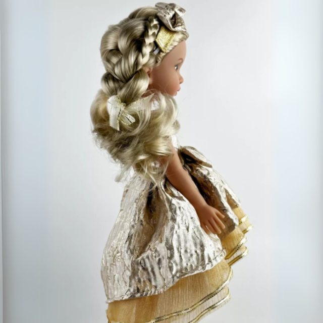 Păpușă Blondă Sennby Baby în Rochie Aurie Elegantă – 35 cm