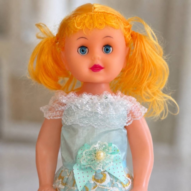 Păpușă muzicală 50 cm cu ochi care se închid