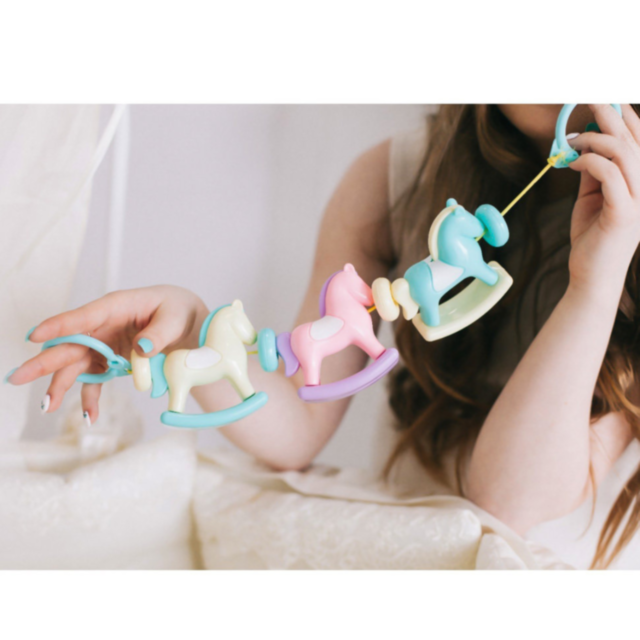 Lanț Zornăitor cu Căluți – Jucărie Senzorială pentru Bebeluși