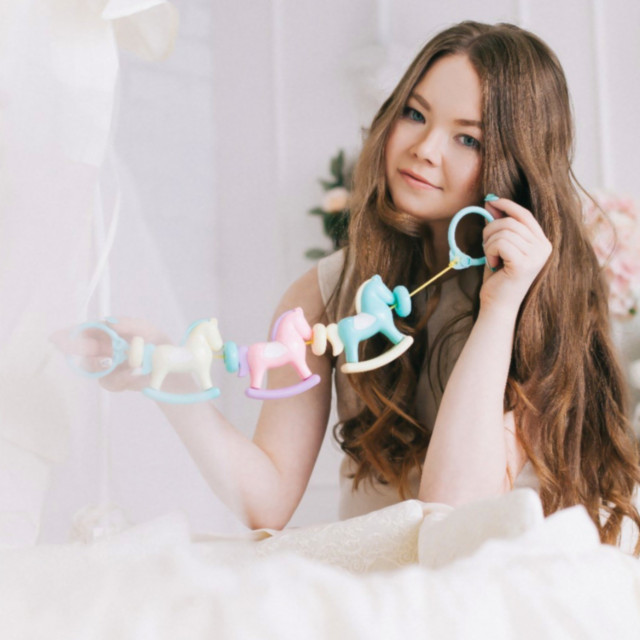 Lanț Zornăitor cu Căluți – Jucărie Senzorială pentru Bebeluși