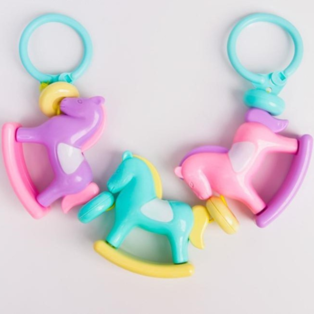 Lanț Zornăitor cu Căluți – Jucărie Senzorială pentru Bebeluși