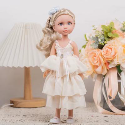 Păpușă Sennby Baby cu Rochie Alb-Crem și Accesoriu Elegant – 35 cm | image