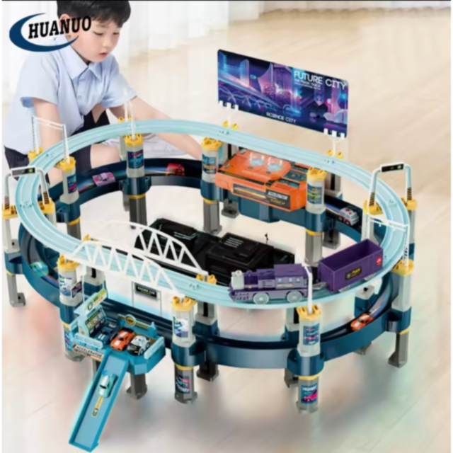 Pistă de Cursă pe Două Niveluri cu Mașini și Tren - Aventuri la Future City