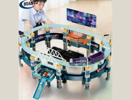 Pistă de Cursă pe Două Niveluri cu Mașini și Tren - Aventuri la Future City