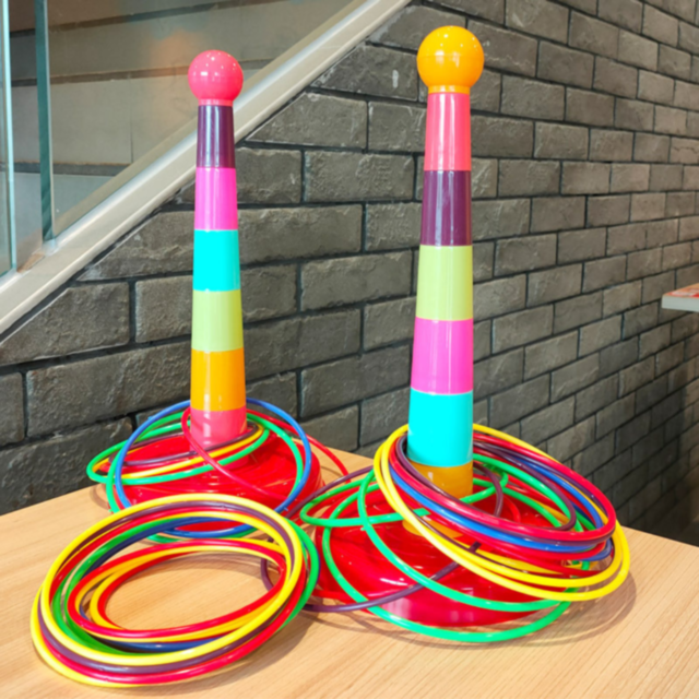 Set de Aruncat Inele Colorate pe Stativ – Joc de Îndemânare și Distracție pentru Copii și Familie